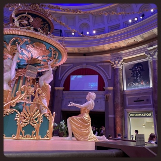 �x�C�J�[�X�g���[�g�𑖂��